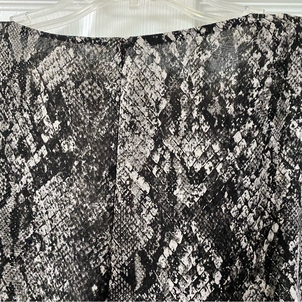 Jennifer Lopez for Kohl’s Size 1X Chic Snake Print Bell Sleeve Chiffon Blouse - Picture 10 of 11